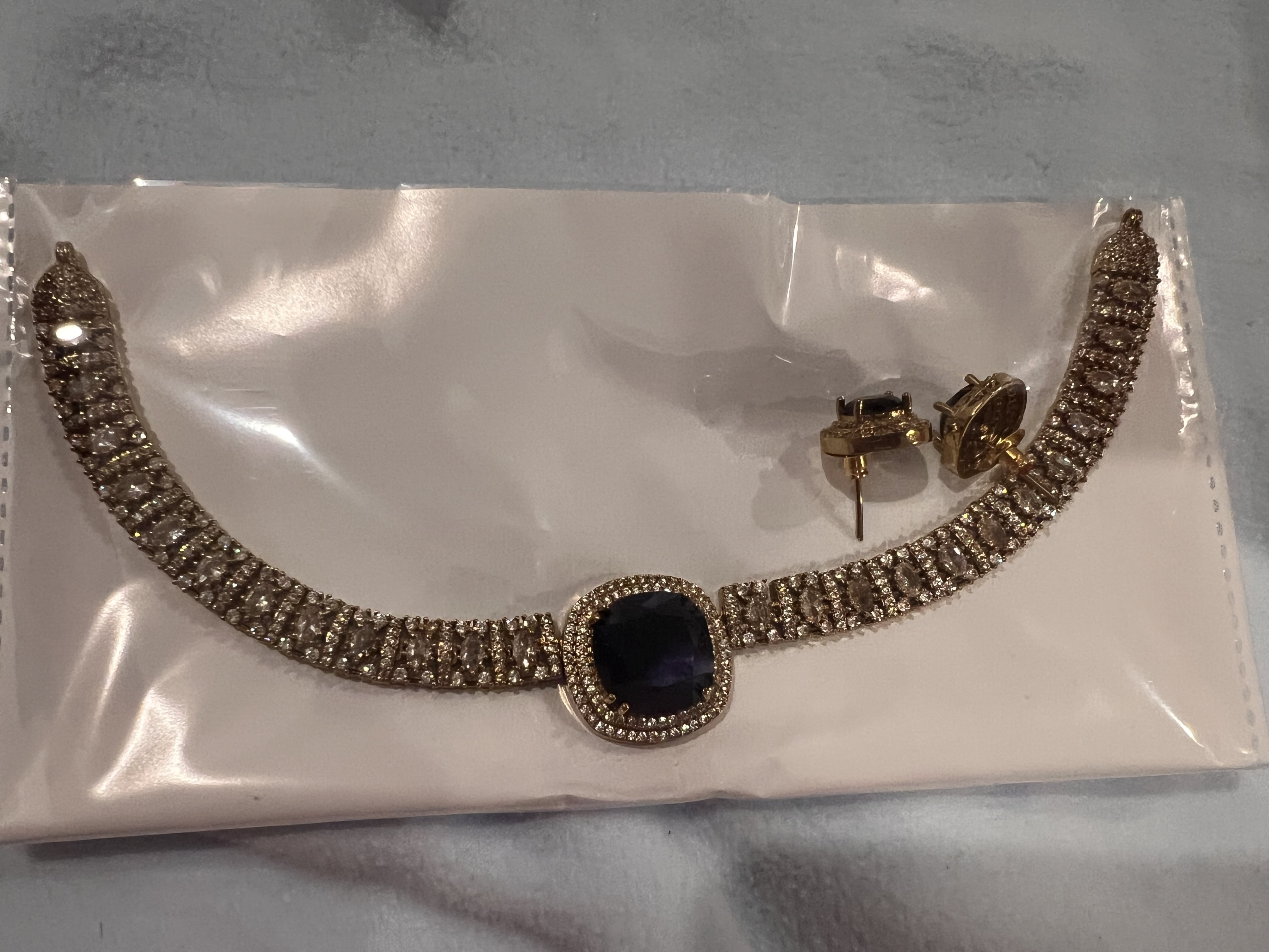 AD Elegant short necklace